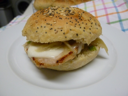 pepito de lomo con queso en pan de cerveza negra