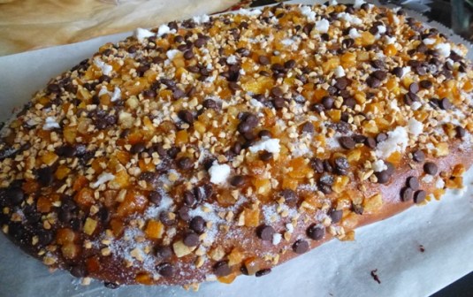 coca brioche con naranja confitada y chocolate