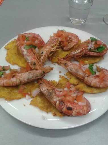 salteado de gambas sobre patacones